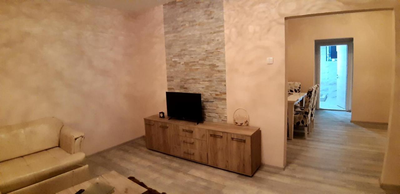 Lux Apartman Cacak Bagian luar foto